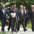 El primer ministro iraquí, Haider Al-Abadi camina hacia un encuentro con Barack Obama durante la cumbre del G7.