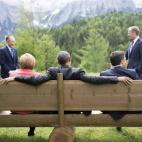 El presidente de Estados Unidos, Barack Obama; la canciller alemana, Angela Merkel; y el primer ministro italiano, Matteo Renzi, se sientan en un banco frente a las montañas Wetterstein, en el palacio de Elmau (Alemania).