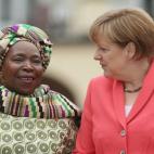 Angela Merkel con la directora de la Organización de la Unidad Africana, Dlamini Zuma, el segundo día de la cumbre del G7.
