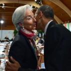 La directora del FMI, Christine Lagarde, saluda al presidente de EEUU, Barack Obama, en una sesión de la cumbre del G7.
