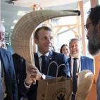 Emmanuel Macron en el G-7 jugando antes de la reuni&oacute;n...