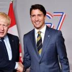 Johnson (asustado) dando la mano a su hom&oacute;logo canadiense, Trudeau (m&aacute;s relajado).