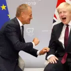 Boris Johnson bromeando con Donald Tusk para aliviar las tensiones del Brexit...