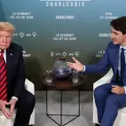 Trump no disimula su aburrimiento cuando Trudeau le habla.