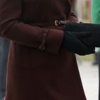 Esta integrante de una familia real combinaba su bolso con los guantes negros, debido al gran frío de la temporada.