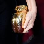 Y hablando del Oscar, ¿qué superestrella latina llevó este bolso dorado?