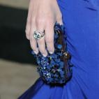 Azul con detalles, a la perfección con el vestido... ¡Y ese anillo!