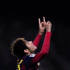 El breasileño Neymar, del Barcelona, festeja su gol contra el Cartagena, durante un encuentro de la Copa del Rey, el martes 17 de diciembre de 2013 (AP Foto/Manu Fernández)