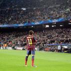 El brasileño Neymar, del Barcelona, mira a la multitud luego de anotar su tercer gol durante un partido del Grupo H de la Liga de Campeones contra el Celtic en el Camp Nou, en Barcelona, España, el miércoles 11 de diciembre de 2013. El Barcel...