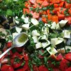Las verduras est&aacute;n hechas al vapor, as&iacute; que el toque sabroso lo aporta la salsa. S&oacute;lo necesitas perejil, finas hierbas, aceite de oliva y sal. En Cookpad tienes la receta completa.
