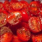 Solo se necesitan tomates cherry, orégano, sal, pimienta y aceite de oliva.

Consulta aquí la receta.