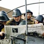 Soldados rumanos leen el Herald el 25 de diciembre de 1989, tras la caída del régimen de Chauchescu.