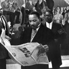 Martin Luther King lee un ejemplar del periódico durante una pausa durante la ceremonia de entrega del Premio Nobel de la Paz en Oslo en 1964.