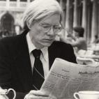 Andy Warhol en un café en Viena en 1977.