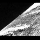 La primera foto de la Tierra desde el espacio se tomó en 1946. La imagen fue captada por el cohete alemán V2 que llegó a alcanzar más de 100 kilómetros de altura sobre la superficie terreste.