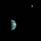Esta es la primera imagen de la Tierra tomada desde Marte. Al fondo también se ve la luna. La imagen fue captada en 2007 por la sonda Mars Reconnaissance Orbiter de la NASA mientras orbitaba el planeta rojo
