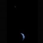 Imagen de la Tierra y la Luna tomada en 1977 por la sonda de la NASA Voyager 1 a 11,66 millones de kilómetros.  