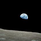 Amanecer de la Tierra (Earthrise) fue el nombre dado a la fotografía tomada por el astronauta William Anders en 1968 durante la misión Apollo 8.  La Tierra aparentemente emerge sobre la superficie lunar.