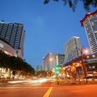 Orchard es la calle comercial de Singapur, donde se encuentran las tiendas más exclusivas, centros comerciales y hoteles. Su nombre viene porque a principios del siglo XX hubo una plantación de orquídeas por esta zona, aunque ya no queda nada...