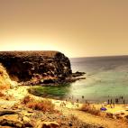 Podr&iacute;a considerarse que la Playa del Papagayo es una de las m&aacute;s populares de la tercera isla m&aacute;s poblada del archipi&eacute;lago, Lanzarote. Lo cierto es que se trata de una continuaci&oacute;n de calas, a cada cual m&a...