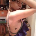 La "gran" obra de arte sobre el cuerpo de Rihanna dada a conocer en 2009: un tatuaje de una pistola.