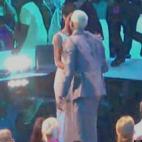 En medio de rumores de que eran "algo más" que amigos de nuevo, Rihanna besó a su ex Chris Brown en el MTV Music Awards de 2012.