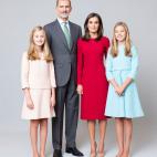 &Uacute;ltimas fotos oficiales distribuidas hace unas semanas por la Casa Real. Las ni&ntilde;as con vestidos de los que parecen ya sus colores fetiche. Letizia, de rojo.