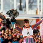 Blanca saluda desde el podio al lograr la medalla de bronce en la prueba de eslalon gigante en los Juegos Ol&iacute;mpicos de Invierno de Albertville (Francia).
