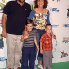 Blanca Fernández Ochoa asiste al estreno de Shrek 2 con su familia en 2004