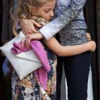 A punto de cumplir 7 años, Sofía se mostraba así de mimosa con su madre a las puertas de la Catedral de Palma.