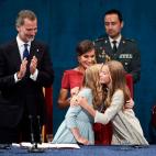 Sof&iacute;a abraz&oacute; emocionada a su hermana al finalizar su primer discurso en los Premios Princesa de Asturias.