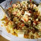 Lleva atún, palitos de cangrejo, zanahoria y huevo cocido. Puedes ver la receta completa en Cookpad.