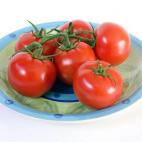 El tomate tiene una elevada presencia de betacaroteno que, tras ser absorbido por el organismo, se transforma en vitamina A. Ésta es beneficiosa para el sistema inmune, ya que refuerza las defensas y ayuda a prevenir enfermedades. Por su conten...