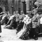 Adolf Hitler se suicidó descerrajándose un tiro en la boca en su bunker de Berlín el 30 de abril de 1945, con la guerra perdida y con la única compañía de su mujer, Eva Braun. Ella se envenenó con cianuro. 

Fue quemado y enterrado, aunqu...