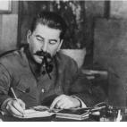 Stalin murió, según la versión oficial, de una  apoplejía fulmimante, aunque hay varias hipótesis (y muchas conspiraciones) sobre si su muerte fue o no provocada por sus adversarios políticos. 

Tras reposar junto a Lenin, sus restos fuero...