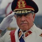 Murió a los 91 años, en 2006, y gobernó con mano de hierro Chile desde el golpe de estado contra Salvador Allende en 1973 hasta 1990. Sus cenizas están en posesión de su familia, ya que el Ejército rechazó custodiarlas o rendirle honores....