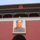Fue el máximo gobernante chino desde 1949 a 1976. Su imagen sigue siendo objeto de culto, por ejemplo en la plaza de Tiananmen, donde, en un gran mausoleo, descansa su cuerpo momificado con un gran estatua presidiéndolo.

Su legado está en di...
