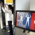 Voluntario en el Belfast International Airport, en Irlanda. Este escáner no muestra cuerpo desnudo, pero sí detecta si el pasajero lleva algo no permitido.
