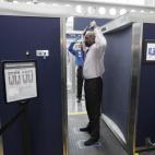 En el 2010, un voluntario pasa por el escáner en el O'Hare International Airport en Chicago.