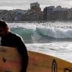 Surfistas en Las Canteras (Gran Canaria)