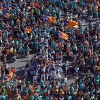Un grupo de "castellers" act&uacute;an en la plaza de Espa&ntilde;a de Barcelona durante la manifestaci&oacute;n&nbsp;