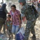 Varios refugiados, entre ellos esta madre y su hijo, intentan cruzar la frontera entre Macedonia y Grecia cerca de Gevgelija, Macedonia, el 2 de septiembre del 2105. En la ruta de los Balcanes los refugiados suelen pasar por Grecia, Macedonia y ...