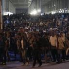 Refugiados sirios llegando este martes 1 de septiembre de 2015, en un ferry al puerto de Piraeus, cerca de Atenas (Grecia). La embarcación atracó en puerto con 1.800 refugiados sirios que desembarcaron en la isla griega de Lesvos provenientes ...