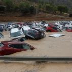 Cientos de coches permanecen inundados tras el paso de la Gota Fría en un depósito de vehículos en Orihuela (Alicante).