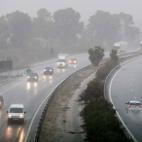Varios vehículos transitan por la autovia A-30 a su paso por Molina de Segura, Murcia, este jueves durante un momento de intesa lluvia.