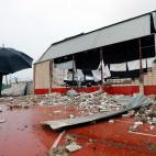 Un hombre observa el estado en el que ha quedado el polideportivo municipal de Denia (Alicante) tras el paso de un tornado esta noche de jueves en Denia.