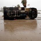 Un camión arrastrado como consecuencia del paso de un tornado esta noche en la playa de Las Marinas de Denia en la que han caído mas de 100 litros de agua por metro cuadrado