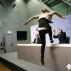 El presidente del Banco Central Europeo (BCE), Mario Draghi, durante la interrupción protagonizada por una joven en una rueda de prensa en Fráncfort. La chica, que se encontraba en los asientos reservados para la prensa, saltó hacia el presid...