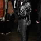 Zu einer Modenschau von Chanel in London im Dezember 2007 erschien Emma Watson lässig in schwarz mit Lederjacke.