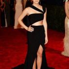 Zur Met-Gala 2013 kam Emma Watson in einem langen, aber dennoch sehr freizügigen schwarzen Kleid.